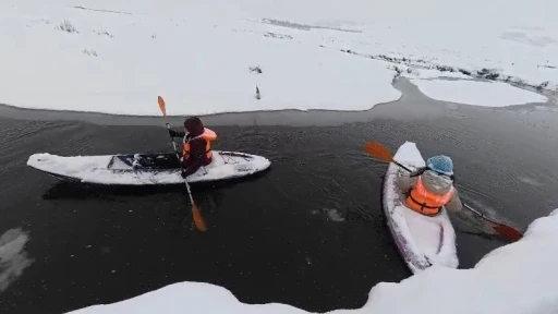 Tokat-Ordu sınırında donan mendereslerde kano yaptılar
