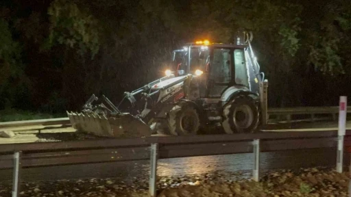 Tokat-Sivas kara yolu yaşanan taşkın nedeniyle kısa s&uuml;reli trafiğe kapandı
