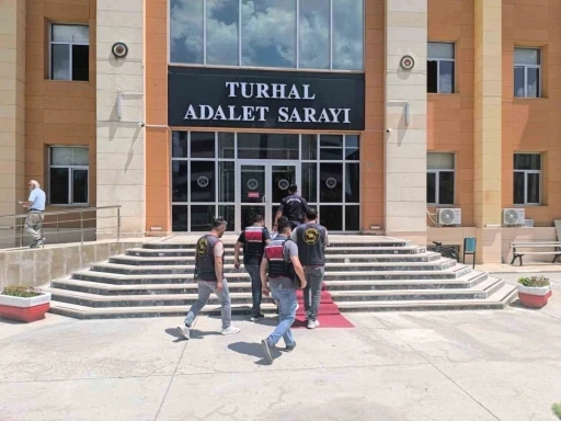 Tokat&rsquo;ta 24 yıl 9 ay hapis cezası bulunan firari jandarma operasyonuyla yakalandı
