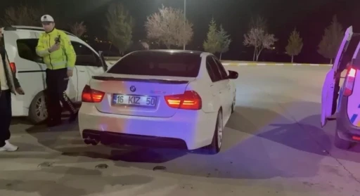 Tokat&rsquo;ta abartı egzoz kullanan s&uuml;r&uuml;c&uuml;ye ceza yağdı, ara&ccedil; trafikten men edildi
