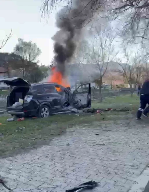 Tokat&rsquo;ta ağaca &ccedil;arpan cip yandı: 1 &ouml;l&uuml;, 2 yaralı
