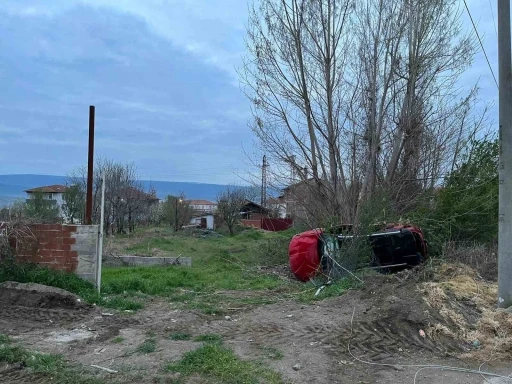 Tokat&rsquo;ta alkoll&uuml; s&uuml;r&uuml;c&uuml; emanet aldığı ara&ccedil;la takla attı: İki kardeş yaralandı
