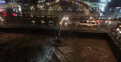 Tokat&rsquo;ta Atat&uuml;rk K&ouml;pr&uuml;s&uuml;, taşkın riskine karşı yaya trafiğine kapatıldı
