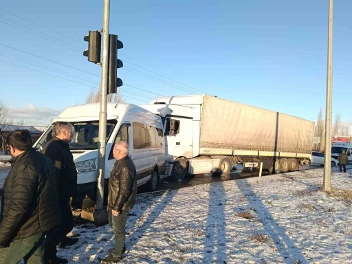 Tokat&rsquo;ta buzlanma zincirleme kazaya oldu, 5 ara&ccedil; birbirine girdi
