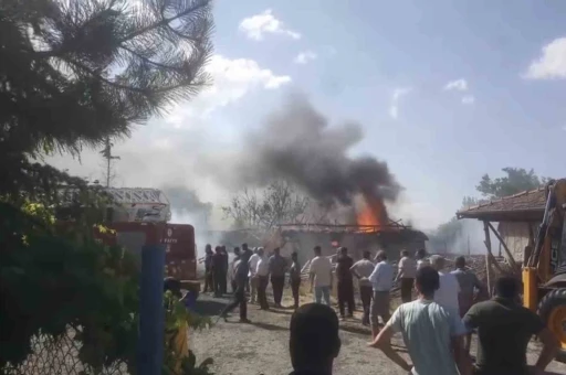 Tokat’ta çıkan yangında 1 ev ve 2 ahır küle döndü
