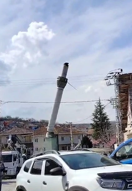 Tokat&rsquo;ta depremde hasar alan cami minaresi kontroll&uuml; şekilde yıkıldı
