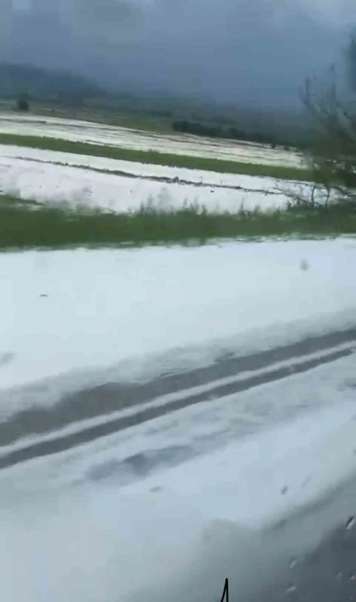 Tokat’ta dolu nedeniyle araziler beyaza büründü
