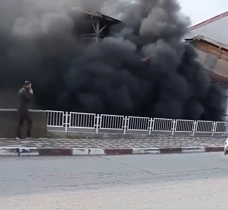 Tokat&rsquo;ta evden y&uuml;kselen yoğun duman mahalleliyi ayağa kaldırdı
