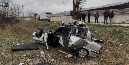 Tokat&rsquo;ta feci kaza: İkiye ayrılan otomobil s&uuml;r&uuml;c&uuml;s&uuml; ağır yaralandı

