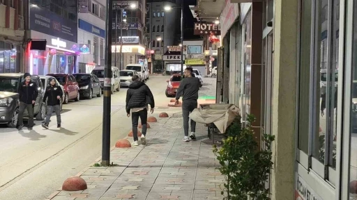 Tokat&rsquo;ta fırtına ağacı devirdi, vatandaş saniyelerle kurtuldu
