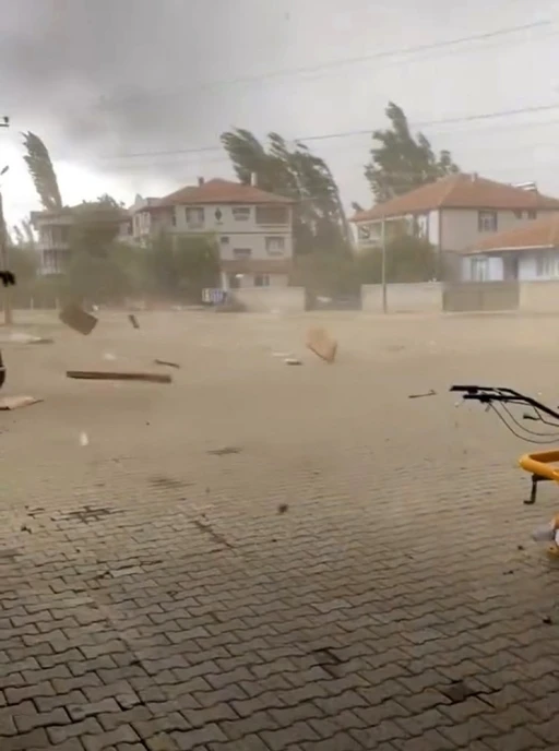 Tokat&rsquo;ta fırtına ve sağanak hayatı olumsuz etkiledi
