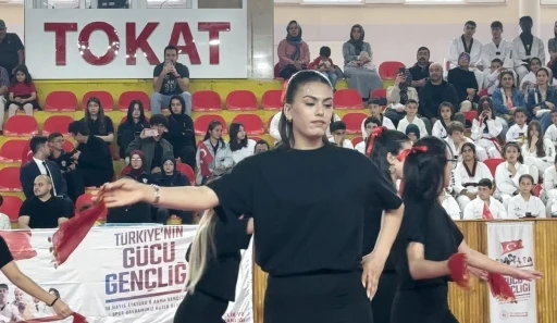 Tokat’ta geleneksel ellik halayı modern step ile yeni boyut kazandı
