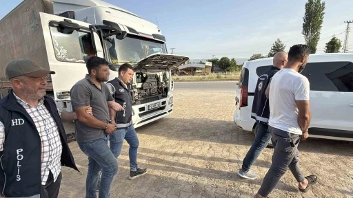 Tokat’ta gümrük mührü kırılmış iki tırda 17 kaçak göçmen yakalandı
