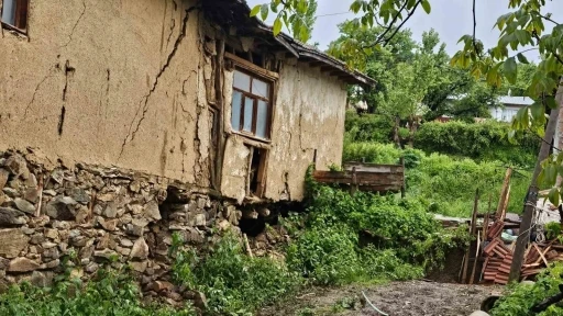Tokat&rsquo;ta heyelan nedeniyle 2 ev tahliye edildi
