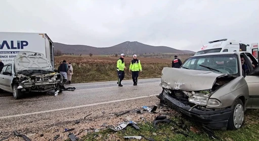 Tokat&rsquo;ta iki otomobil kafa kafaya &ccedil;arpıştı: 1&rsquo;i ağır 7 yaralı
