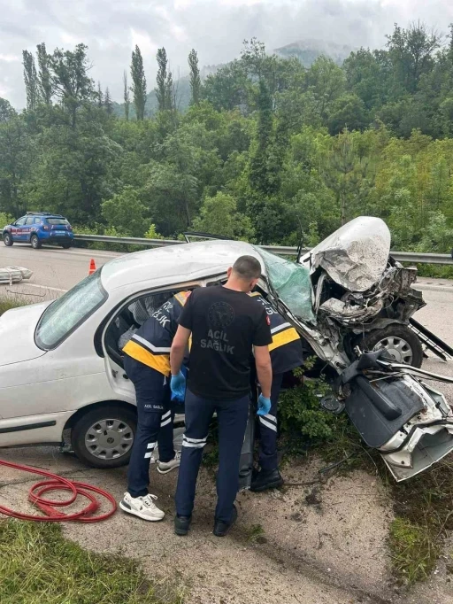 Tokat&rsquo;ta kazada hurdaya d&ouml;nen otomobildeki 5 kişi yaralandı
