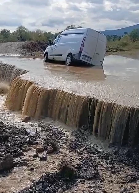 Tokat&rsquo;ta Kelkit &Ccedil;ayı taştı, ara&ccedil; &ccedil;&ouml;ken yolda mahsur kaldı
