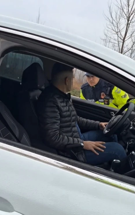 Tokat&rsquo;ta kemer takmayan s&uuml;r&uuml;c&uuml;ye kibar uyarı
