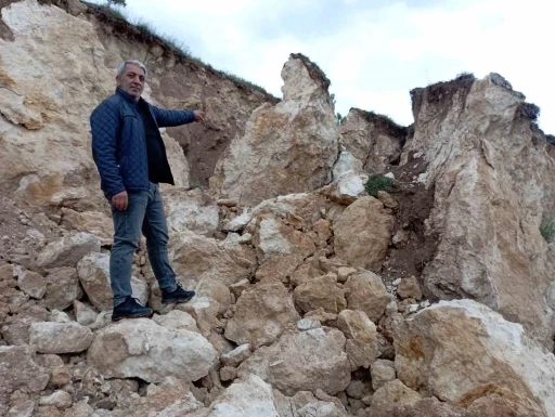 Tokat&rsquo;ta k&ouml;y girişindeki heyelan korkuttu
