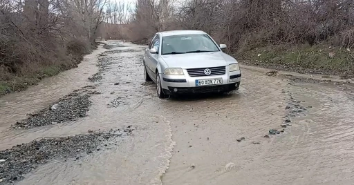Tokat&rsquo;ta k&ouml;y yolları eriyen karlar nedeniyle su altında kaldı
