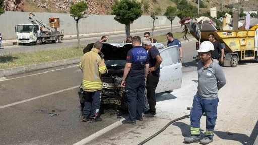 Tokat’ta otomobil elektrik direğine çarpıp karşı şeride geçti: 3 yaralı
