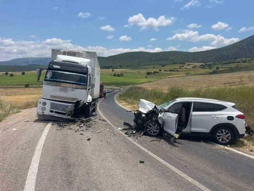 Tokat&rsquo;ta otomobil ile kamyon &ccedil;arpıştı: 4 yaralı
