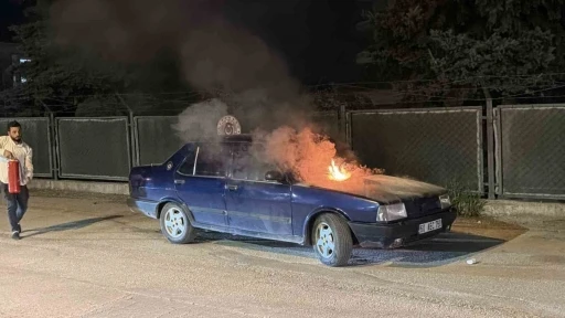 Tokat&rsquo;ta park halindeki otomobilde yangın &ccedil;ıktı
