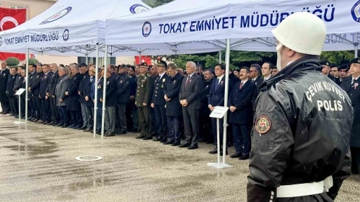 Tokat&rsquo;ta Polis Teşkilatının 181 kuruluş yıl d&ouml;n&uuml;m&uuml; yağmur altında kutlandı
