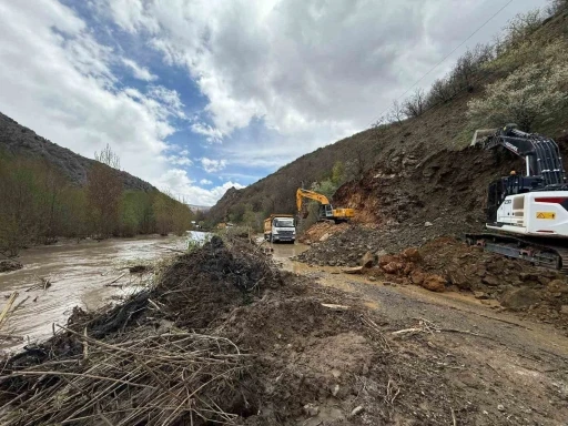 Tokat&rsquo;ta sağanak sonrası taşkında k&ouml;y yolu ulaşıma kapandı
