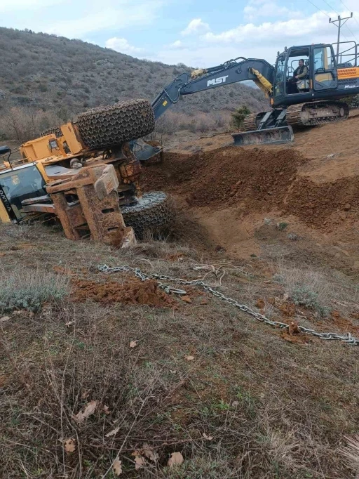 Tokat&rsquo;ta u&ccedil;uruma yuvarlanan trakt&ouml;r&uuml; kurtarmaya giden kep&ccedil;e de devrildi

