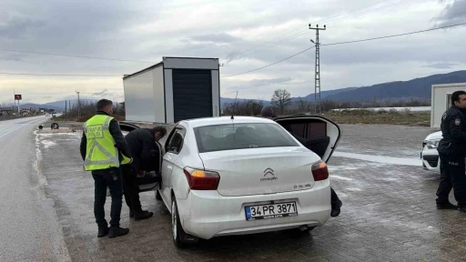 Tokat&rsquo;ta uygulama noktasında bir ara&ccedil;ta ka&ccedil;ak g&ouml;&ccedil;men yakalandı
