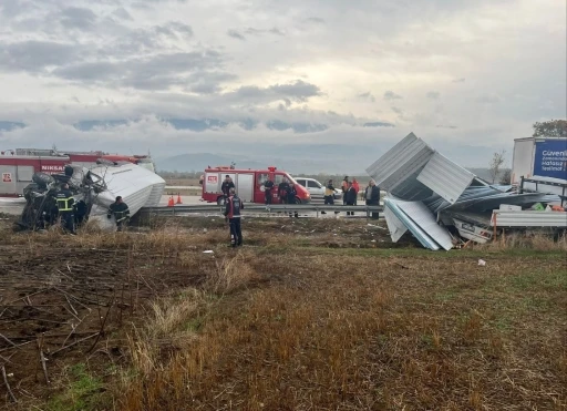 Tokat’ta yapı malzemesi yüklü kamyonete çarpan minibüs sürücüsü yaralandı
