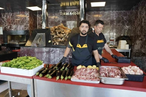 Tokatlılar özel ocakta 40 dakikada pişen Tokat kebabıyla 81 ile meydan okudu
