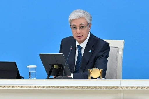 Tokayev, yeni Anayasa h&uuml;k&uuml;mlerini uygulamaya koyacak yasaları imzaladı
