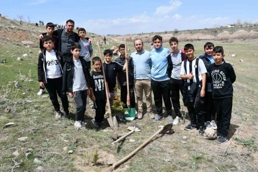 Tomarza’da 2 bin fidan toprakla buluştu
