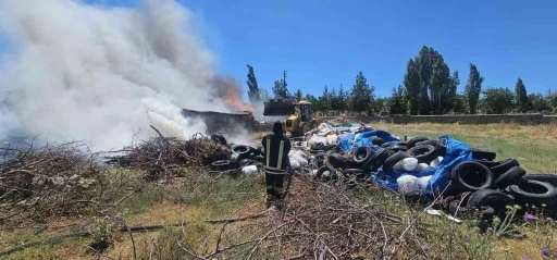 Tomarza&rsquo;da lastik yangını ekiplerin hızlı m&uuml;dahalesi ile s&ouml;nd&uuml;r&uuml;ld&uuml;
