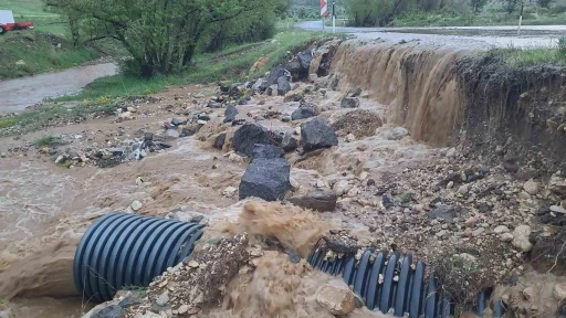 Tomarza&rsquo;da sağanak etkili oldu, ana yol sular altında kaldı
