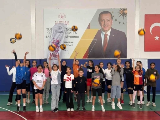 Tomarza&rsquo;da voleybol kursları Ramazan&rsquo;da da hız kesmiyor
