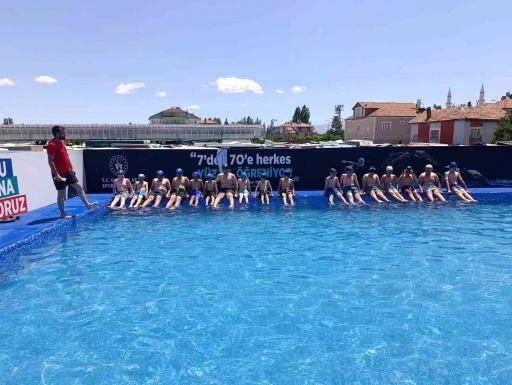 Tomarza&rsquo;da Yaz Spor Okulları&rsquo;nda y&uuml;zme heyecanı devam ediyor
