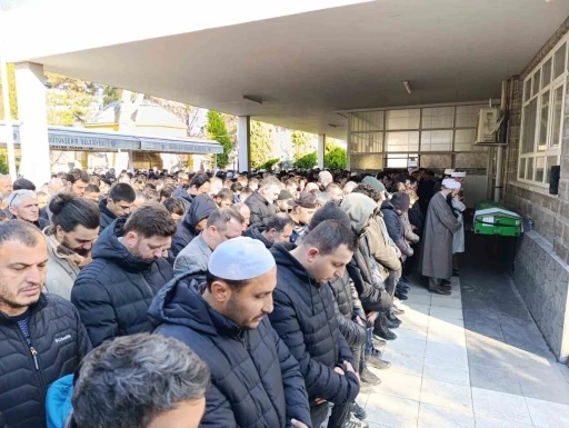 Tomruk taşıdığı vin&ccedil;te akıma kapılarak hayatını kaybeden patron son yolculuğuna uğurlandı
