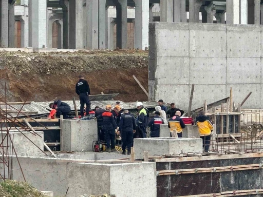 Tonlarca betonun altında kaldılar: 1 iş&ccedil;i &ouml;ld&uuml;, 2&rsquo;si sağ kurtarıldı
