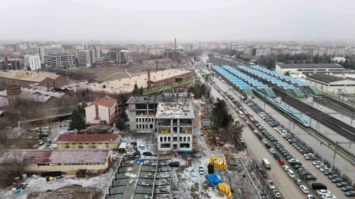 Tonlarca y&uuml;k&uuml; metrelerce y&uuml;kseklikte adeta iğne deliğinden ge&ccedil;iriyorlar
