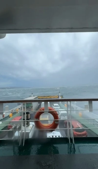 Top&ccedil;ular-Eskihisar seferini yapan arabalı feribot fırtınada s&uuml;r&uuml;klendi
