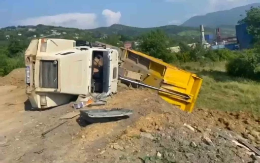 Toprak boşaltan kamyon devrildi: 1 yaralı
