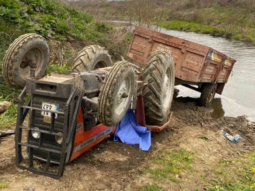 Toprak yolda devrilen trakt&ouml;r&uuml;n altında kalan s&uuml;r&uuml;c&uuml; hayatını kaybetti
