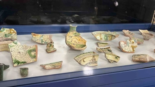 Toprakkale kazılarında g&uuml;n y&uuml;z&uuml;ne &ccedil;ıkarılan eserler ilk kez sergilendi
