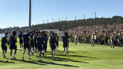 Topuk Yaylası&rsquo;nda sarı-lacivert coşku: Fenerbah&ccedil;e&rsquo;yi 20 bin taraftar yalnız bırakmadı
