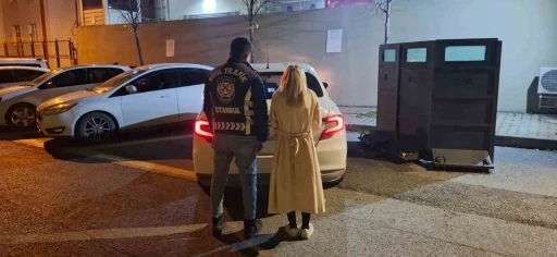 Topuklu ayakkabısıyla aracından inip servistekilere saldıran kadın s&uuml;r&uuml;c&uuml;ye 6 bin 498 TL ceza kesildi
