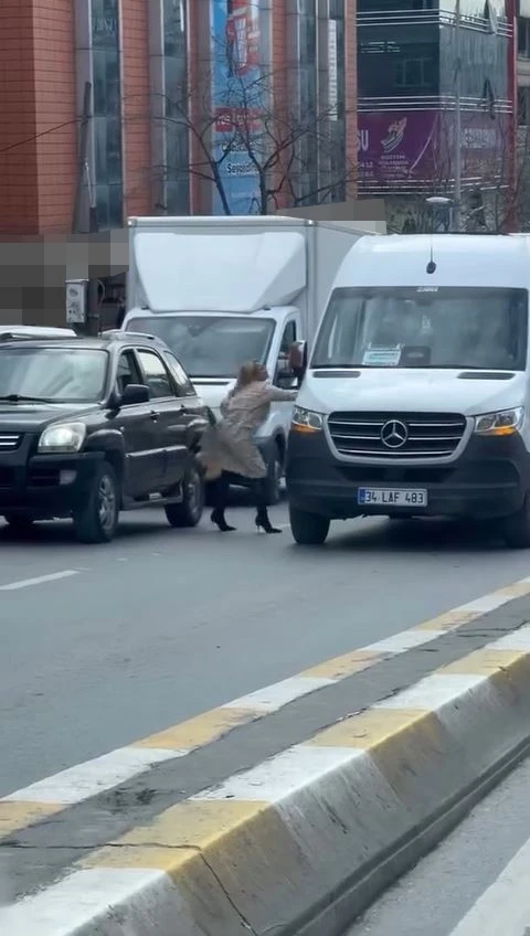 Topuklu ayakkabısıyla aracından inip servistekilere saldırdı
