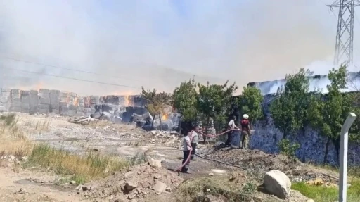Torbalı’da kağıt fabrikasındaki yangına müdahale sürüyor
